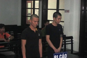 Giật điện thoại bán không được, mang… trả lại