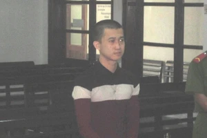 Ăn 'bay' quen tay bị tóm