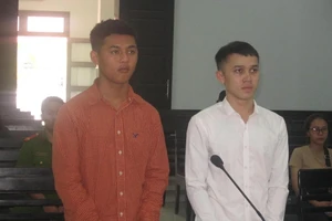 Ném bom xăng vào quán cà phê vì bị dọa cắt gân chân