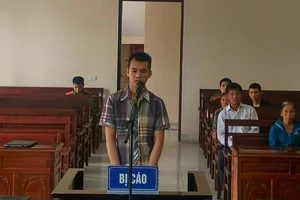 Thanh niên hầu tòa vì lừa bạn xe bị CSGT giữ