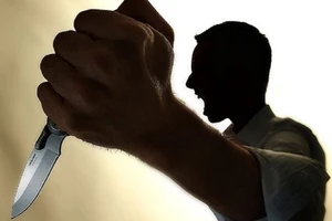 Xách dao truy sát người nhắc nhở dựng xe giữa đường ‘hóng mát’