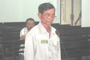 Chém ông hàng xóm trọng thương vì nghi giấu vợ mình