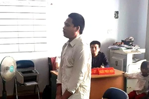 Thôn nữ đang rọi đèn dò đường thì bị giật điện thoại