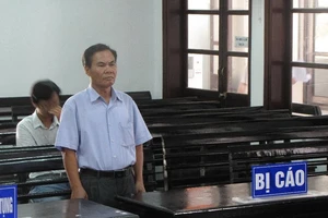 Lão nông 60 tuổi hầu tòa vì vật ngã 2 công an xã