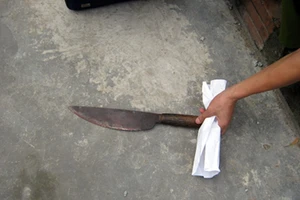 Dạy bảo con riêng của vợ bằng dao, bị đánh tử vong