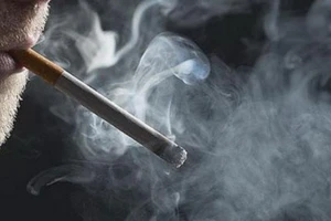 Phát hiện cháu gái bị ông già 86 tuổi xâm hại từ… mùi thuốc lá