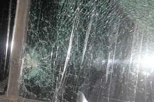 Ném vỡ kính xe công an vì… bực chuyện gia đình