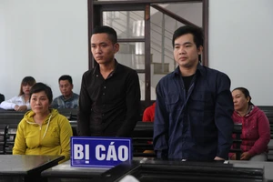 Giật giỏ, rớt cặp để lại đầy đủ… danh tính