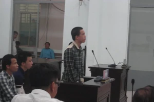 Bé gái bị xâm hại 3 lần vì mẹ gửi người trông giữ