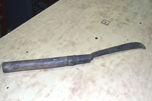 Thay anh ‘trả nợ’ bằng cách… chém nhân viên ngân hàng 