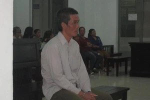 Chồng đổ dầu đốt quần áo làm cháy lan vợ