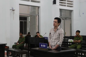 Chồng đâm chết vợ vì đánh con