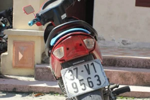 Bắt hai thiếu nữ điều khiển xe máy đi cướp điện thoại 