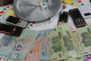 Đình chỉ công tác phó chủ tịch huyện và giám đốc đánh bạc