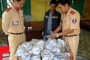 Thu giữ gần 2.000 đĩa phim sex trên xe khách