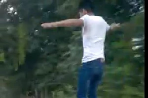 Thanh niên liều mạng bỏ tay lái để xe máy tự chạy đã trình diện