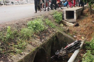 Phát hiện thi thể cô gái cùng xe máy dưới miệng cống nước