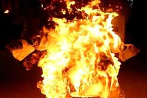 Vợ bị xăng 'thiêu' chết, chồng bị thương