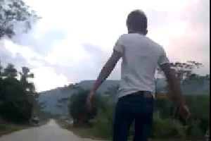 Thanh niên đứng trên yên để xe máy tự chạy bị phạt hơn 7 triệu đồng 