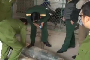 Liều mạng tháo bom lấy 80 kg thuốc nổ đi bán