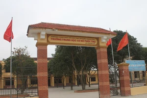 Hiệu trưởng nắm cổ áo học sinh phải xin lỗi trước toàn trường