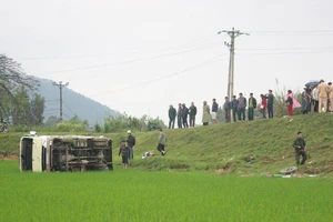Xe khách ‘bay’ xuống ruộng, 8 người nhập viện