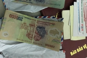 Hai người xưng phóng viên lấy tiền doanh nghiệp bị tạm giữ