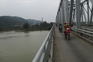 Bàng hoàng người mẹ trẻ ôm con 4 tháng nhảy cầu tự vẫn