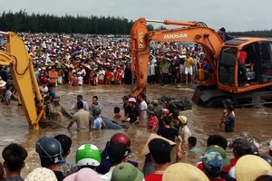 Hàng ngàn người dân hợp sức đưa cá voi về với biển