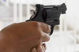 Học sinh lớp 5 tử vong vì nghịch súng bắn đạn cao su