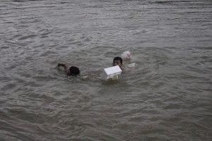 Học sinh lớp 4 tử vong trên sông khi dùng chậu thau tập bơi