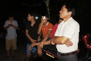 Đông đảo người dân thức đón phi công Trần Quang Khải