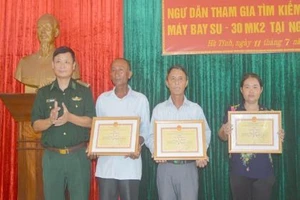 Tặng bằng khen cho ngư dân cứu sống phi công Su-30MK2 