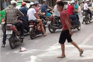 Chưa khởi tố vụ người cha đập 7 hộp sữa