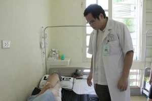 Kỳ lạ người đàn ông 'mọc' khối u 4 kg sau người