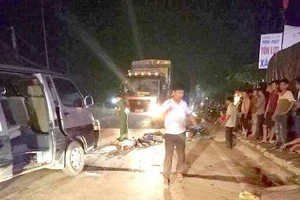 Xe khách va chạm với xe máy chở 3 làm 3 người tử vong