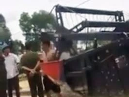 Xôn xao clip phó chủ tịch thị trấn chặn máy gặt ngoại tỉnh 