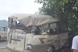 Dân cạy vỏ xe khách cứu 7 người sau vụ tai nạn