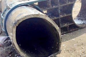 Ngư dân vớt được đường ống “khủng” 100 m trên biển