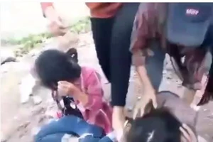 Xôn xao nhóm nữ sinh đánh bạn chảy máu mắt
