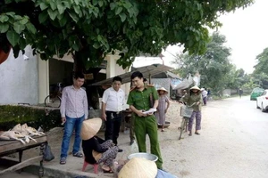 Vỗ vai 'thôi miên' bà cụ 70 tuổi lấy 12 chỉ vàng