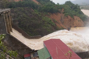 'Việc hệ trọng sao chỉ nhắn tin báo xả lũ'