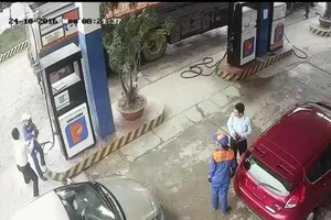 Nam nhân viên ngân hàng đánh cô bán xăng đổ máu 