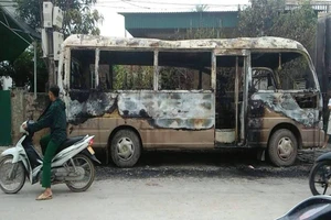 Xe khách cháy rụi do thắp hương ngày mùng 1?