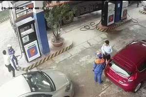 Tạm đình chỉ công tác cán bộ ngân hàng đánh cô bán xăng