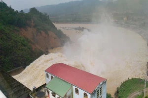 Hà Tĩnh: Nước lũ đang lên, 3 xã bị cô lập