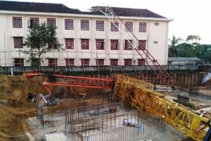 Cần cẩu đổ ập vào trường khiến 1 học sinh tử vong