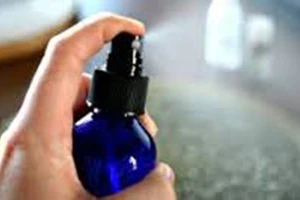 Xịt hơi cay vào tài xế xe ôm để cướp tài sản