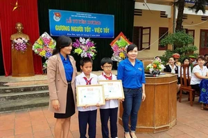 2 học sinh nghèo nhặt được ví tiền trả lại người mất