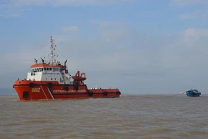 Tàu chở 3.100 tấn gạo bị chìm, 11 người được cứu thoát